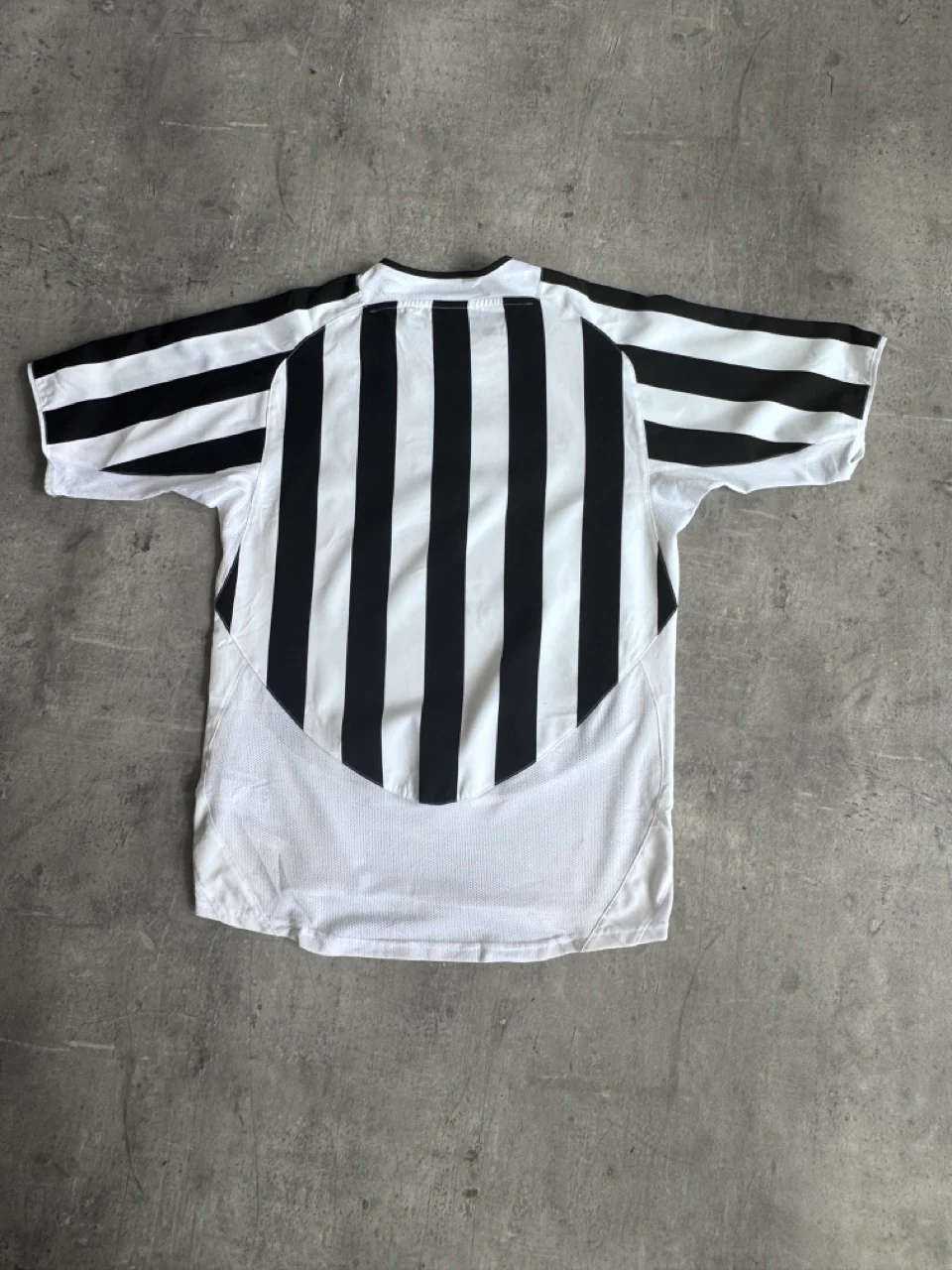 2003/04 Juventus x Nike Home Football Shirt - Image 3